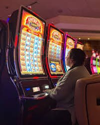 Sorotan pertandingan sepak bola Liga Indonesia dan liga internasional